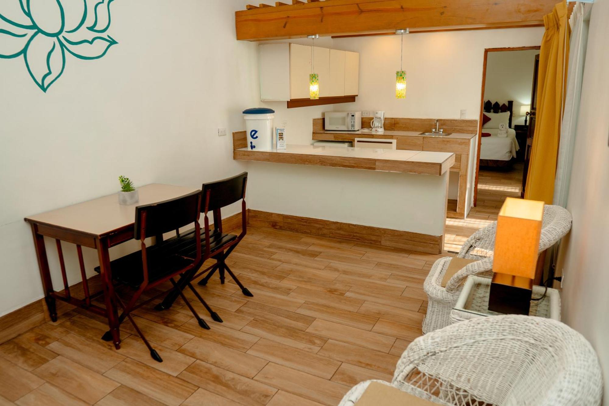 Hotel Casona De La Isla ฟลอเรส ภายนอก รูปภาพ